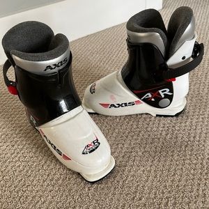 Kids ski boots